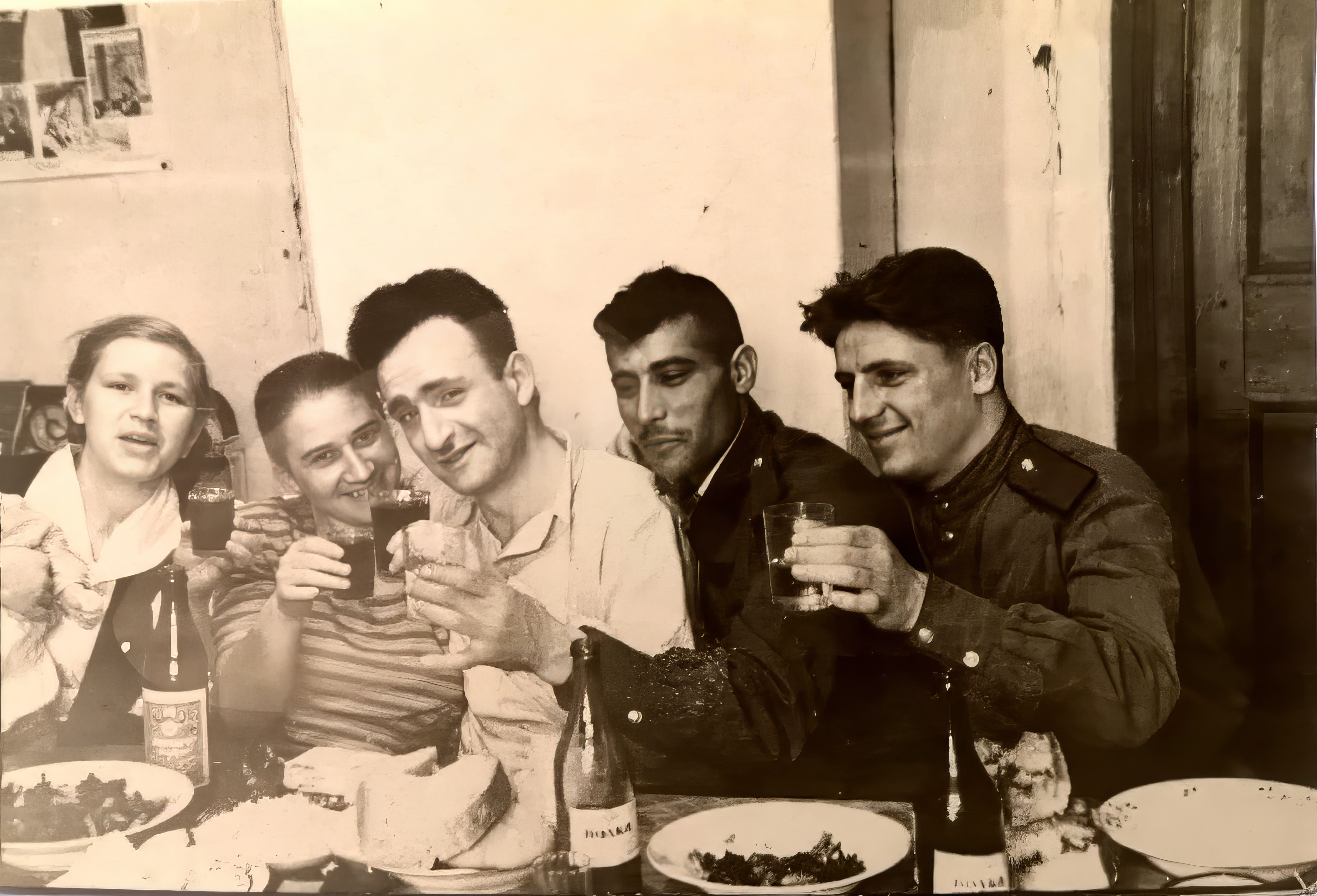 Застолье в Воркуте, справа военные ВОХРовцы