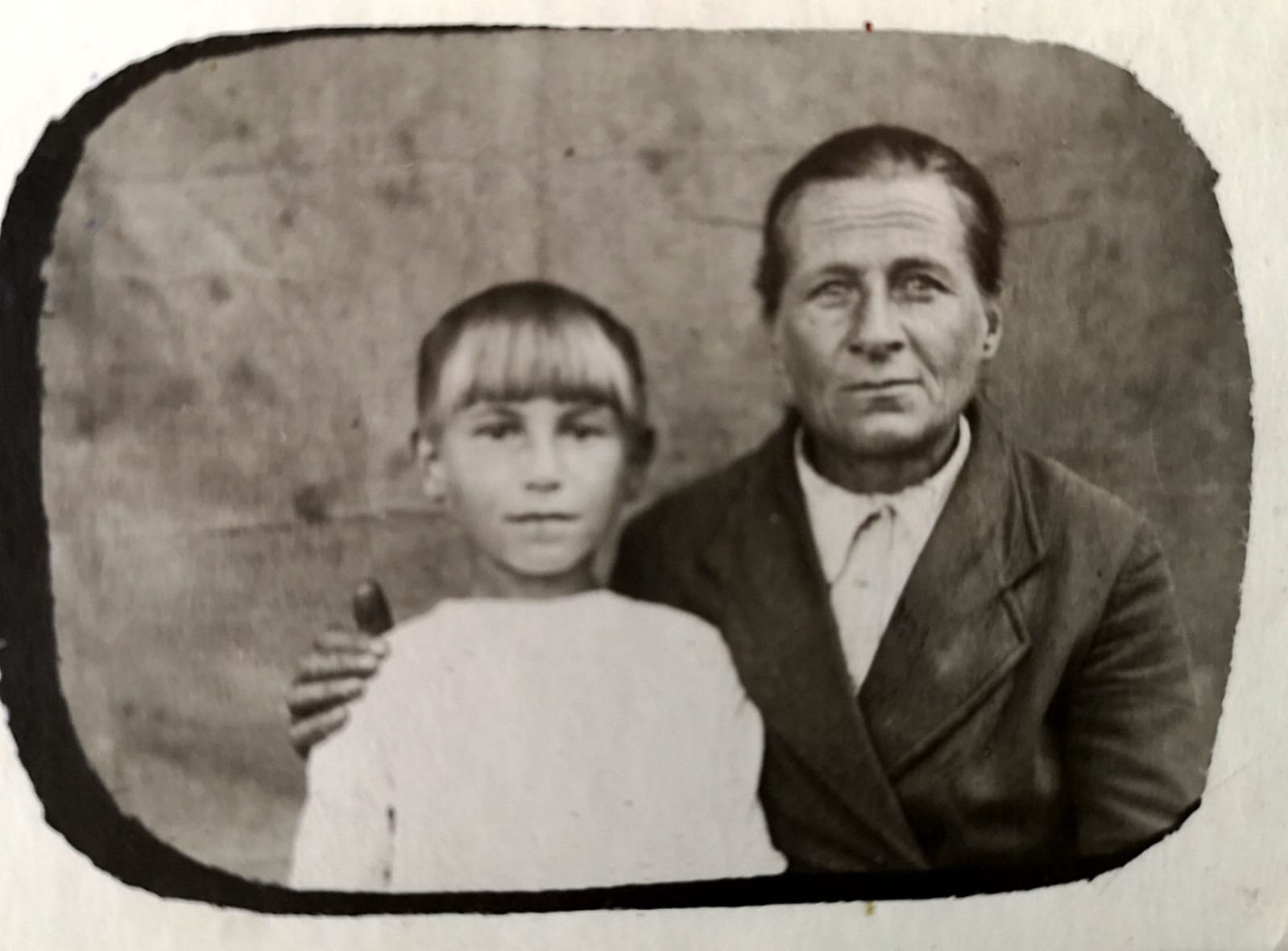 Бабушка Татьяна Петровна и Тося — младшая сестра Александры