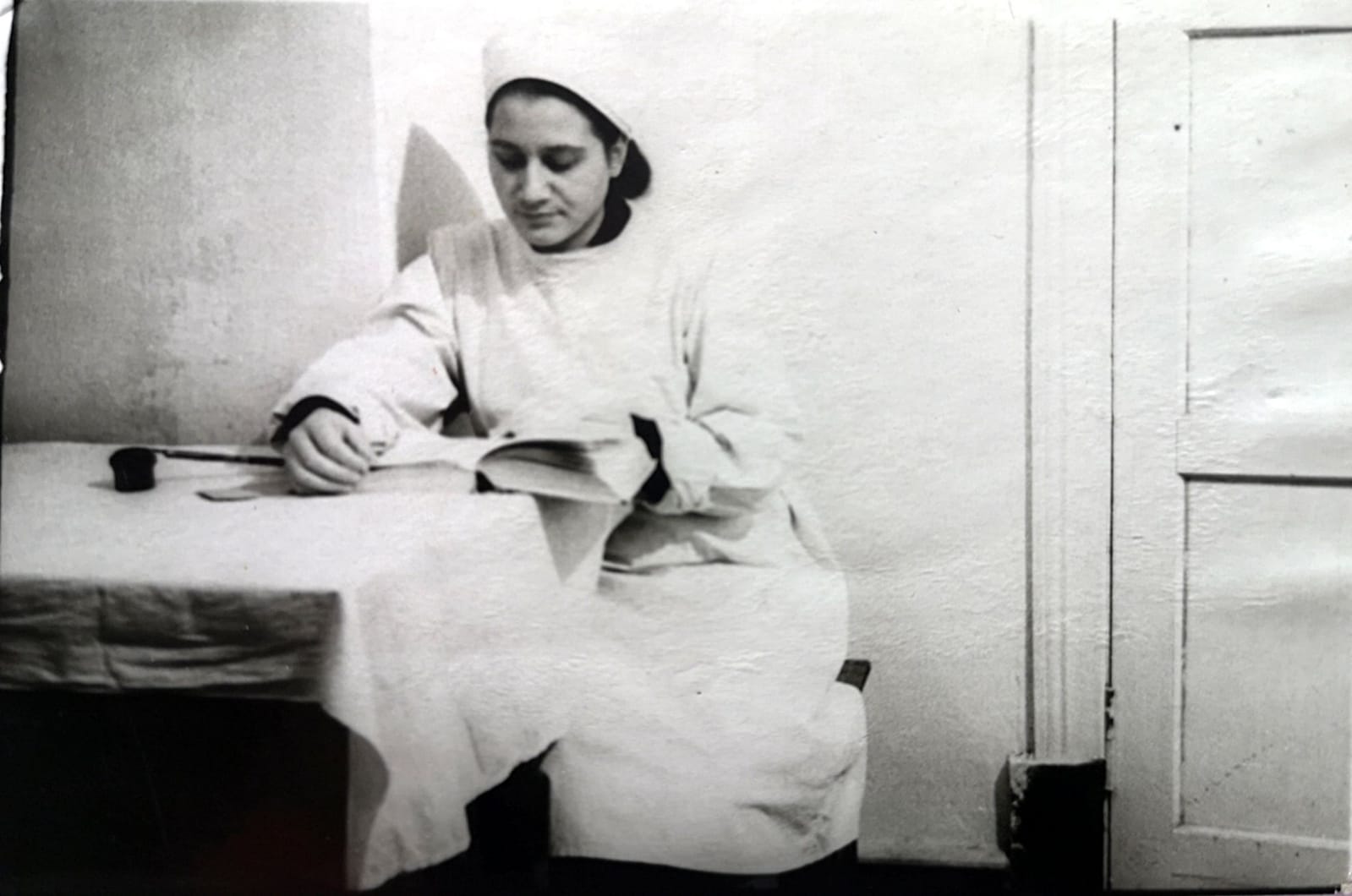 Александра Николаевна Прохорова — медсестра, будущая жена Наума